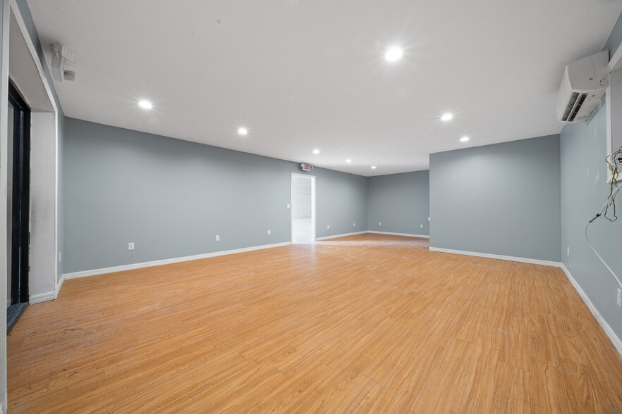 More Photos Of 3073 NE 37th Pl, Wildwood Warehouse For Lease