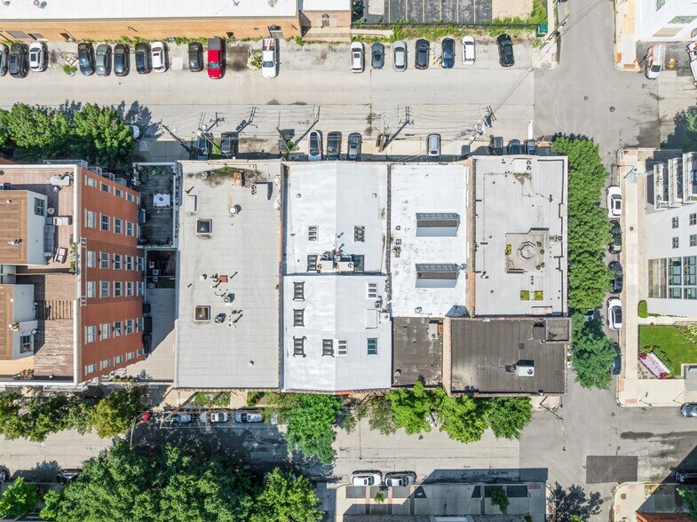 More Photos Of 942-944 W Huron St, Chicago General Retail For Sale