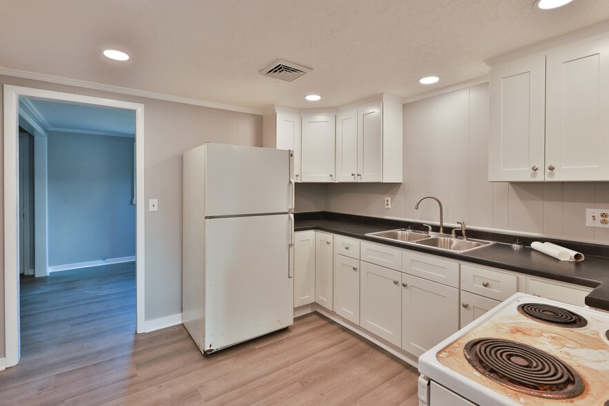 More Photos Of 551 Elm St, Martin Hotel For Sale