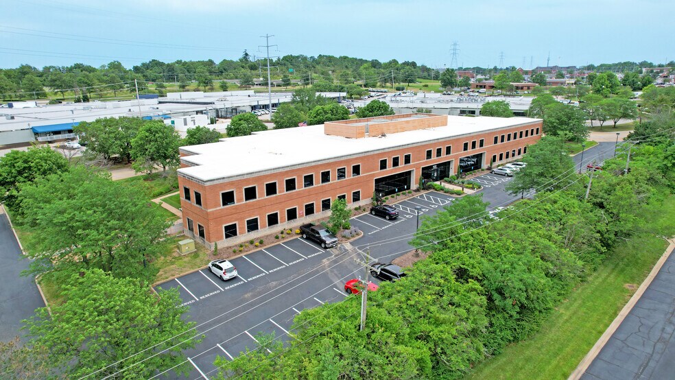 More Photos Of 1122 Town & Country Commons, Chesterfield Office For Sale