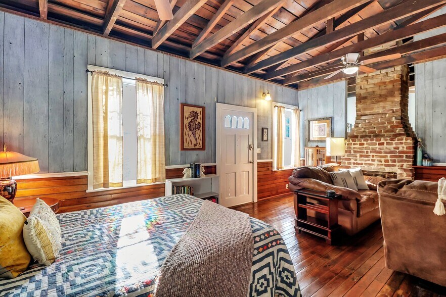 More Photos Of 8 E 41st St, Savannah Storefront Retail Residential For Sale