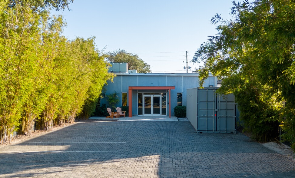 More Photos Of 3158 24th Ave N, Saint Petersburg Showroom For Sale