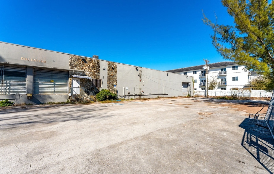 More Photos Of 7620 W 2nd Ct, Hialeah Warehouse For Sale