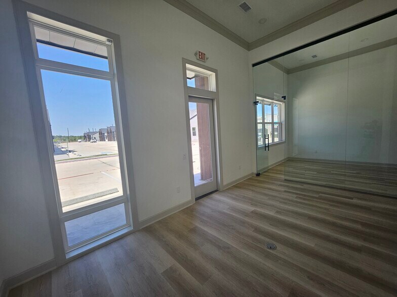 More Photos Of 1325 Main St, Katy Unknown For Lease