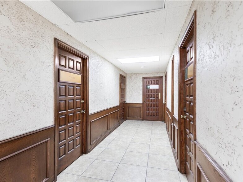 More Photos Of 2020 W Northwest Hwy, Grapevine Office For Lease