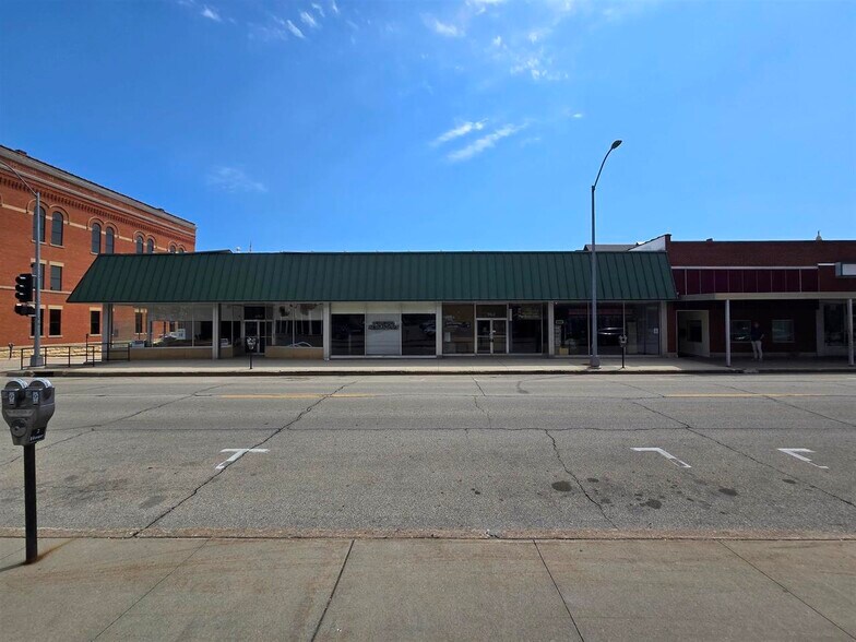 More Photos Of 962-980 Main St, Dubuque Storefront Retail Office For Lease