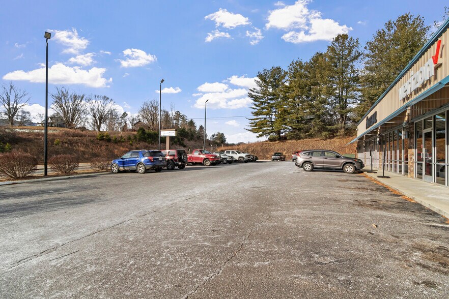 More Photos Of 41 Charlie Brown Rd, Burnsville Flex For Lease