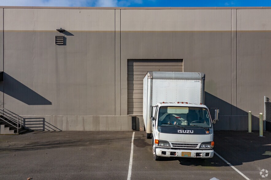 More Photos Of 4322-4338 NW Yeon Ave, Portland Warehouse For Lease