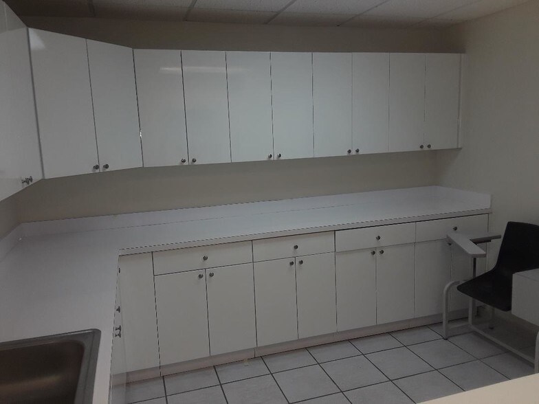 More Photos Of 8370 W Flagler St, Miami Medical For Lease
