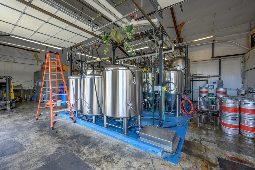 More Photos Of 777 NE 4th St, McMinnville General Retail For Lease