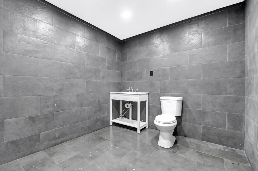 More Photos Of 2160 NW 24th St, Fort Lauderdale Auto Dealership For Sale