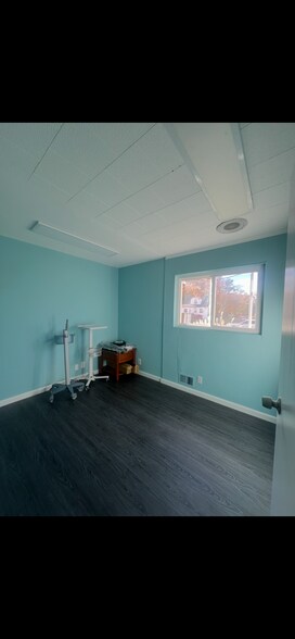 More Photos Of 652 Suffolk Ave, Brentwood Office For Sale