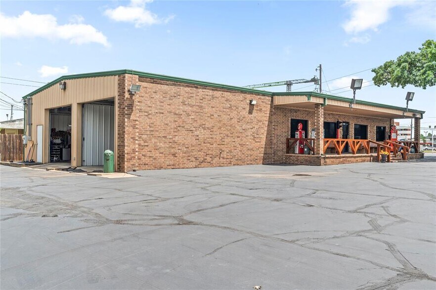 Primary Photo Of 7017 NW 39th Expy, Bethany Auto Dealership For Sale