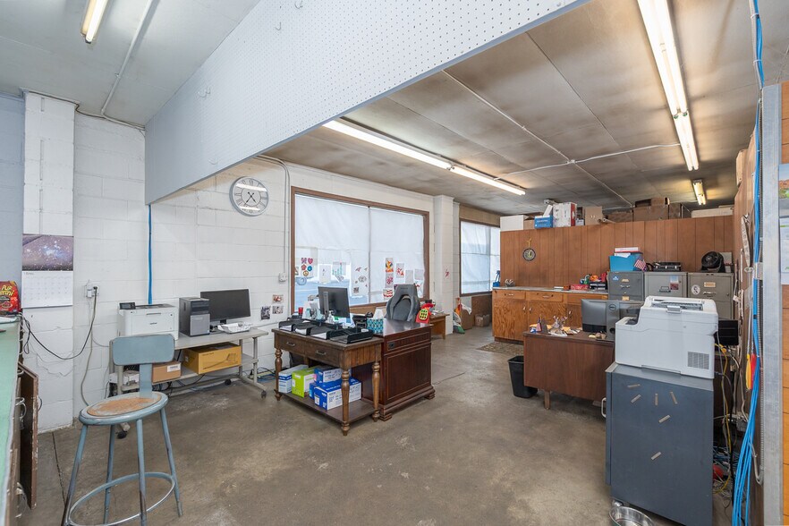 More Photos Of 612 W 3rd Ave, Moses Lake Industrial For Sale