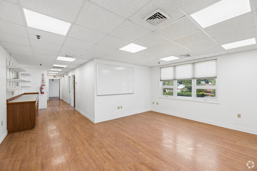 More Photos Of 6 Willow Rd, Ayer Warehouse For Lease