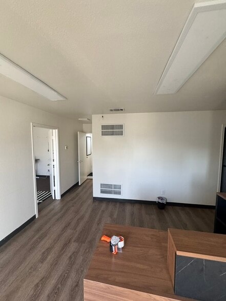 More Photos Of 300 W Broadway St, Prosper Warehouse For Lease