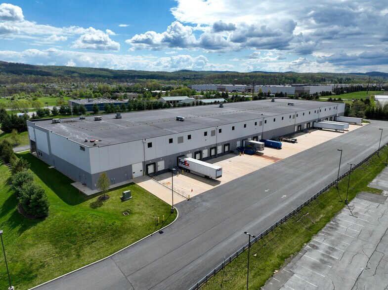 More Photos Of 2918 Schoeneck Rd, Macungie Warehouse For Lease