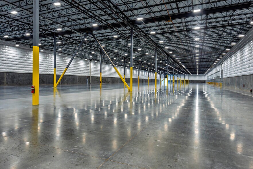 More Photos Of 13550 N Dysart Rd, Surprise Distribution For Lease