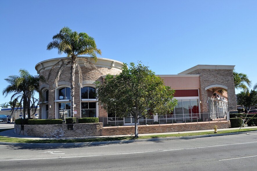 Primary Photo Of 1117 S Oxnard Blvd, Oxnard Bank For Lease