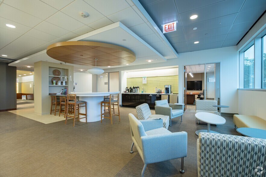 More Photos Of 231 N Martingale Rd, Schaumburg Office For Lease