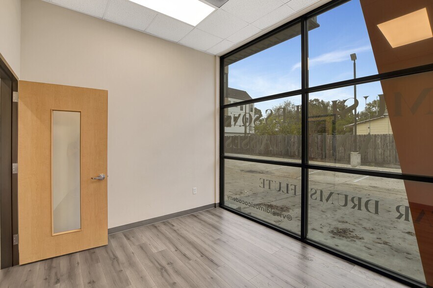 More Photos Of 1009 Yale St, Houston Freestanding For Lease