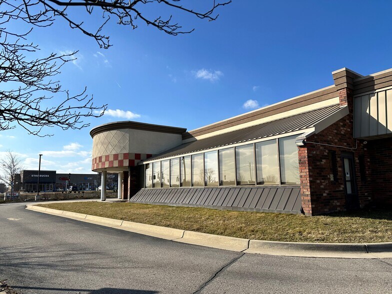 More Photos Of 10587 E Highland Rd, Hartland Restaurant For Sale