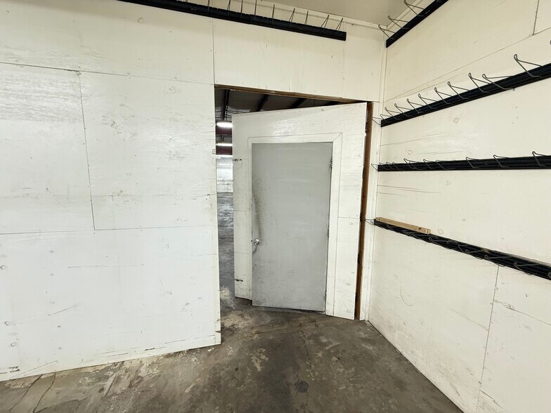 More Photos Of 11104 N Lamar Blvd, Austin Showroom For Lease