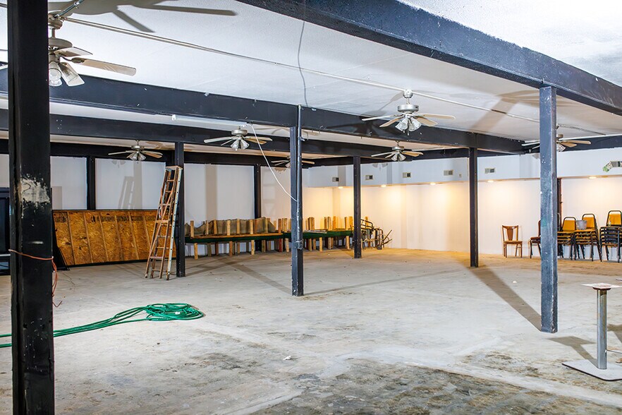 More Photos Of 719 Central Ave W, Hampton Flex For Lease