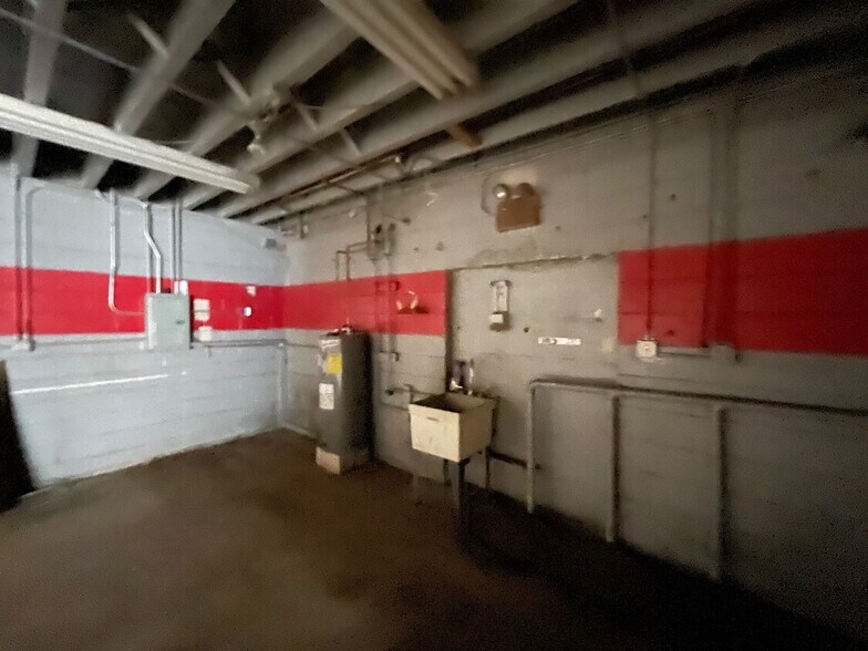 More Photos Of 1577 Ellinwood Ave, Des Plaines General Retail For Sale