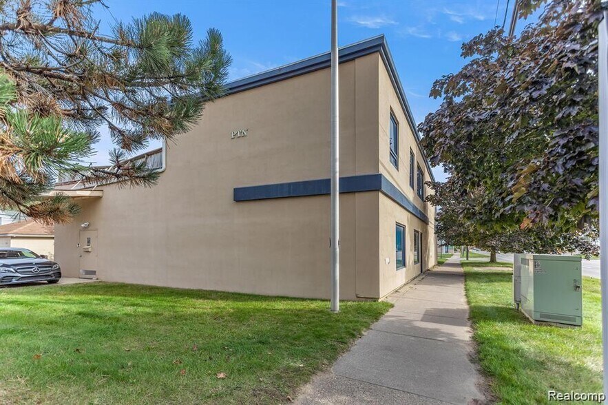 More Photos Of 3020 Oakwood Blvd, Melvindale Office For Lease