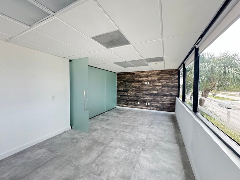 More Photos Of 2870 Stirling Rd, Hollywood Light Distribution For Sale