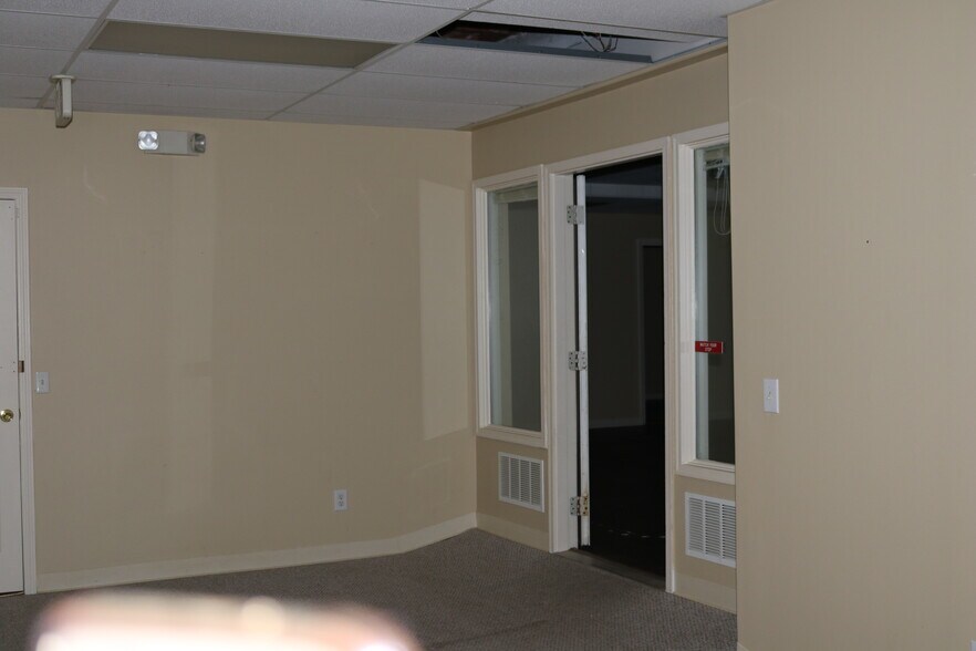 More Photos Of 24-28 S East St, Jasper Storefront Retail Residential For Lease