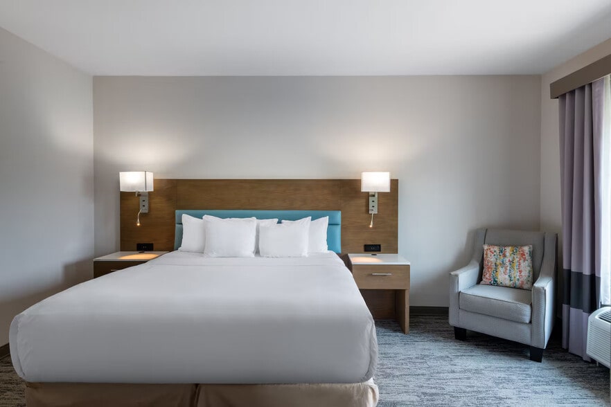 More Photos Of 1978 Village Green Way, Tallahassee Hotel For Sale