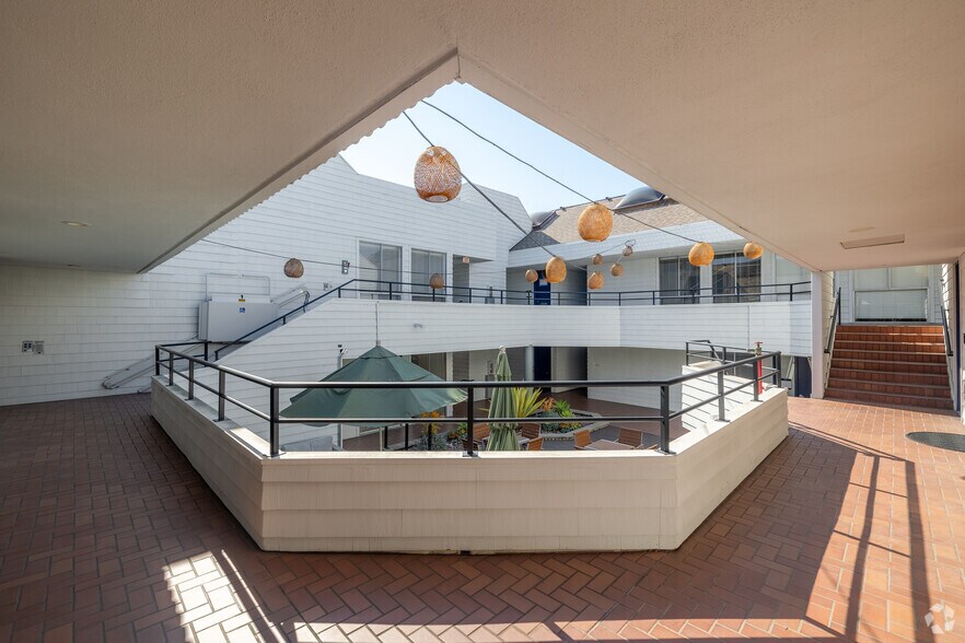 More Photos Of 2200 Pacific Coast Hwy, Hermosa Beach Office For Sale