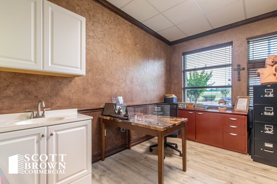 More Photos Of 873 S Stemmons Fwy, Lewisville Office For Sale
