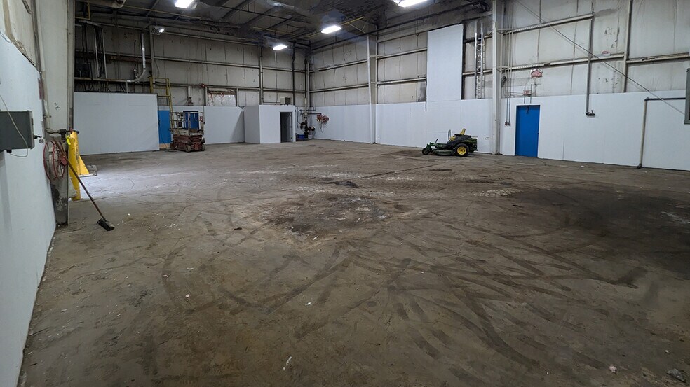 More Photos Of 770 Pandora Av E, Winnipeg Manufacturing For Lease