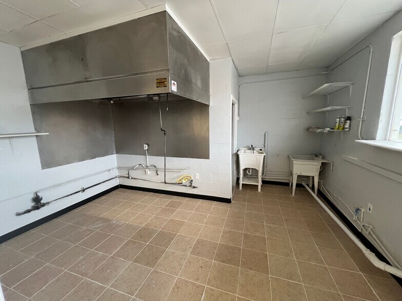 More Photos Of 8610 N Suwanee Ave, Tampa General Retail For Sale