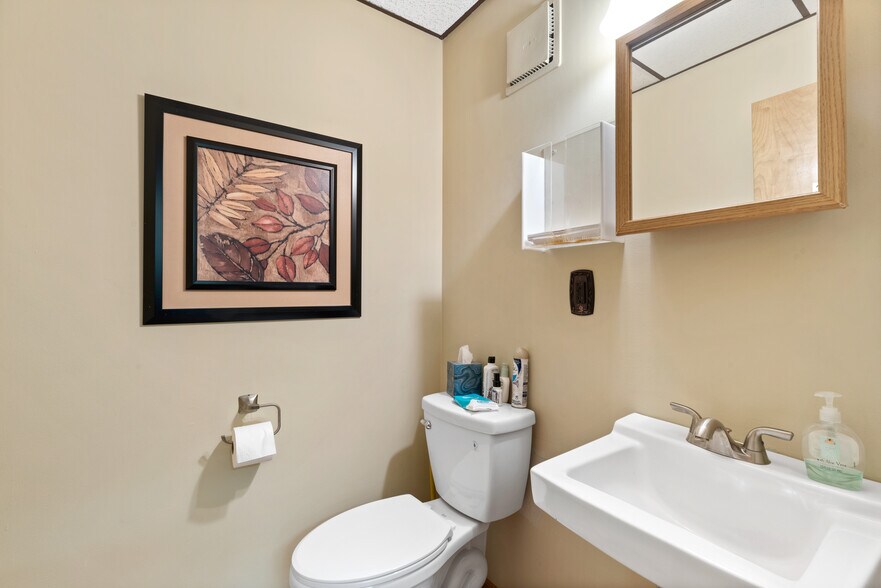 More Photos Of 9 Leonardville Rd, Middletown Medical For Lease