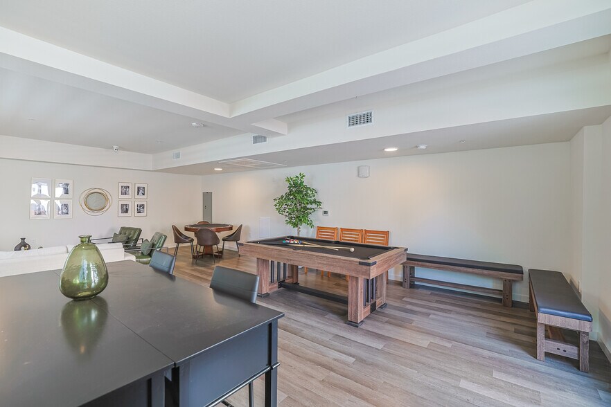 More Photos Of 10555 Bloomfield St, Toluca Lake Apartments For Sale