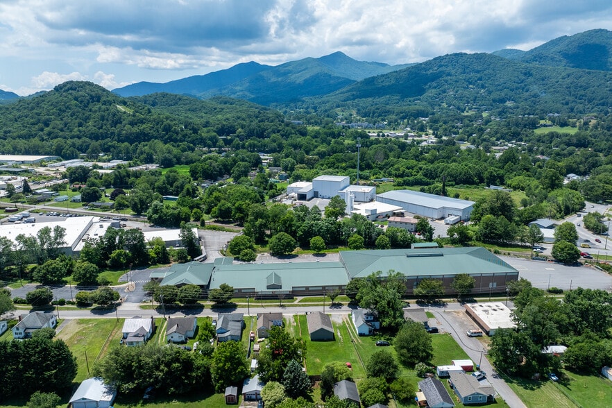 More Photos Of 172 Riverbend St, Waynesville Manufacturing For Lease