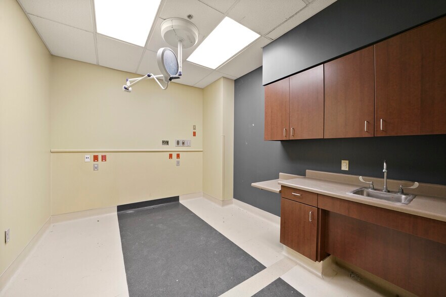 More Photos Of 27126 Northwest Fwy, Cypress Freestanding For Lease