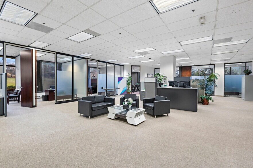 More Photos Of 399 Thornall St, Edison Office For Lease