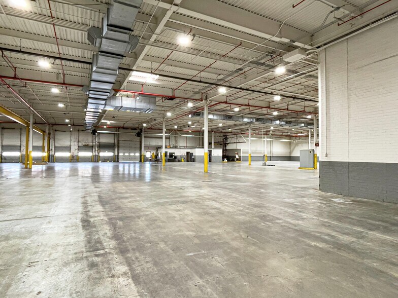 More Photos Of 327 Lewis St, Oxford Distribution For Lease