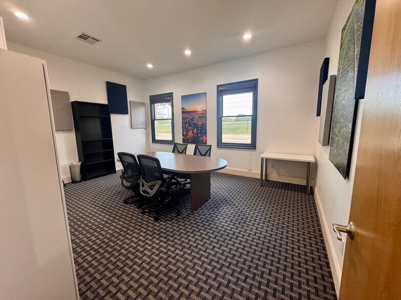 More Photos Of 627 W College St, Grapevine Office For Lease