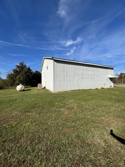 More Photos Of 2527 Main St, Hurt Flex For Sale