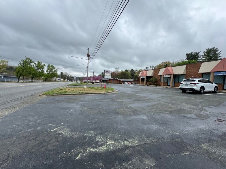 More Photos Of 3748 Reynolda Rd, Winston-Salem Freestanding For Lease