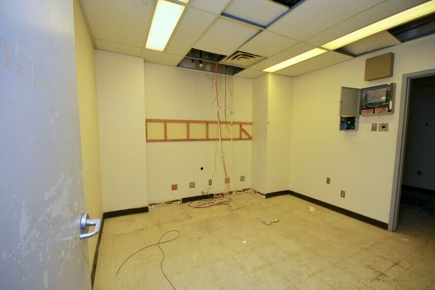 More Photos Of 2820 W Locust St, Davenport Unknown For Lease