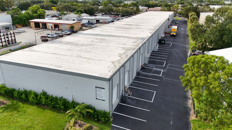 More Photos Of 4227 Enterprise Ave, Naples Warehouse For Lease