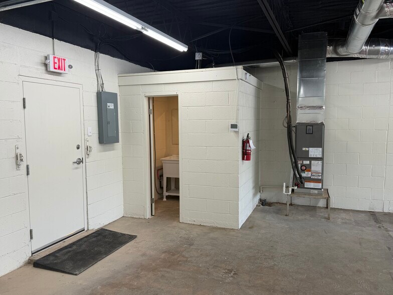 More Photos Of 1168 Butternut St, Abilene Flex For Lease