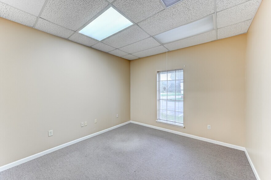 More Photos Of 14741 Pebble Bend Dr, Houston Loft Creative Space For Lease